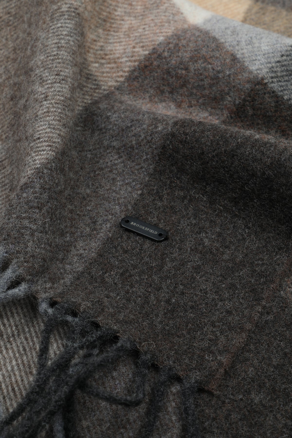Sciarpa con frange in pura lana vergine, fantasia maxi check. Marrone - Testa di moro/Nocciola