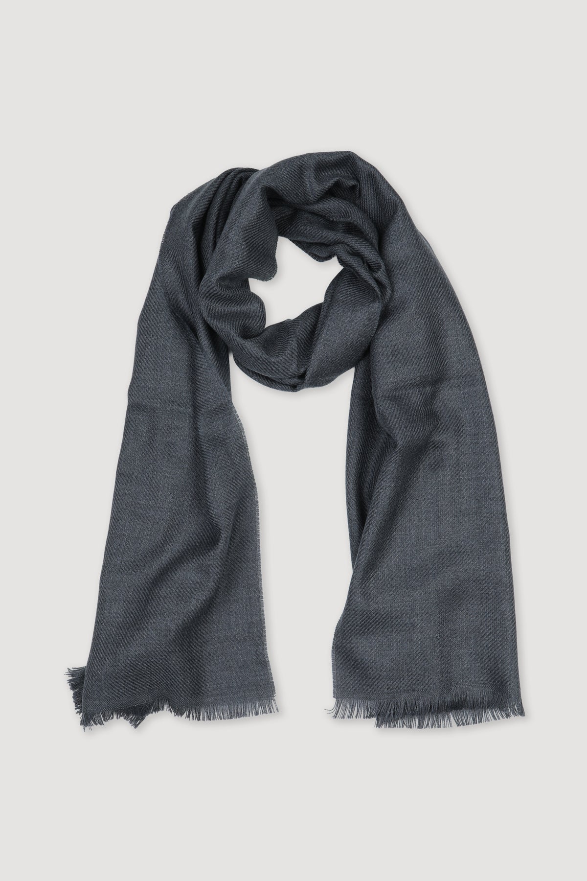 Sciarpa con mini frange in pura lana vergine. Grigio - Antracite