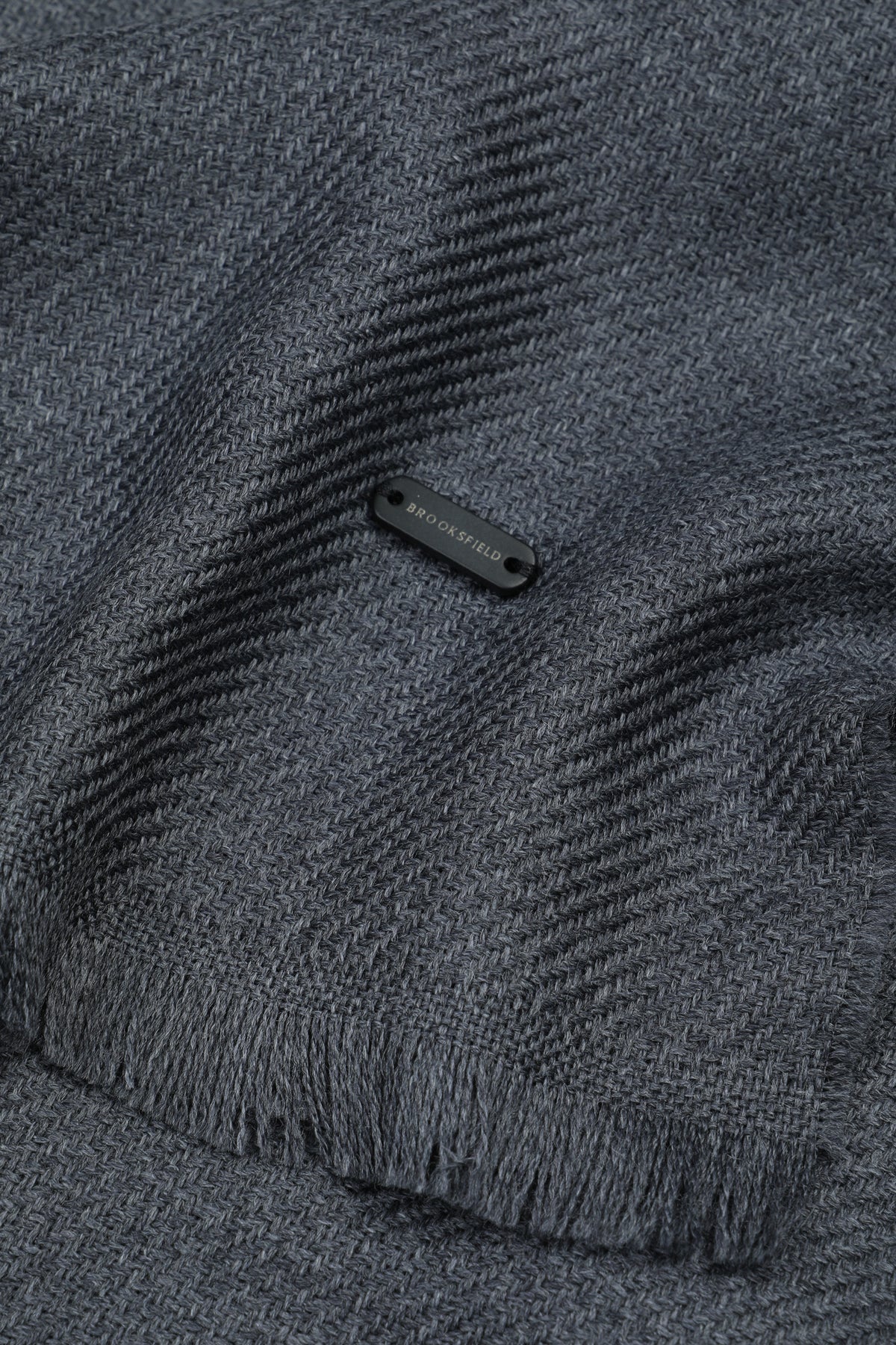 Sciarpa con mini frange in pura lana vergine. Grigio - Antracite