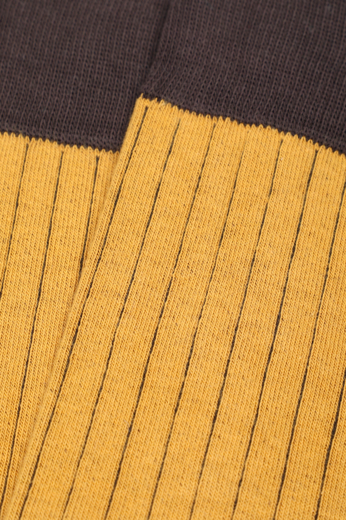 Calze lunghe in cotone elasticizzato a coste con bordo elastico e tallone in contrasto. Giallo - Caramello/Marrone
