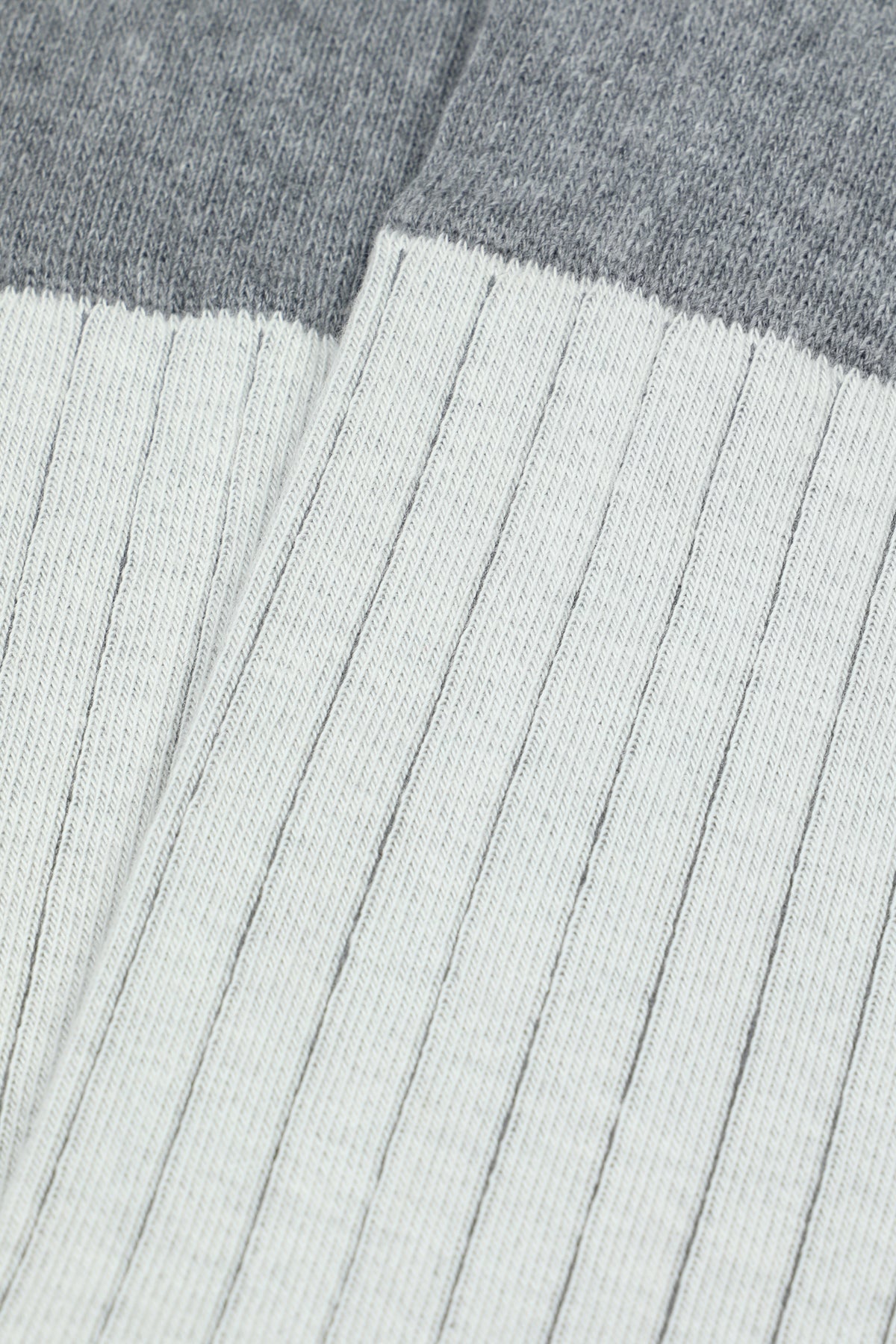 Calze lunghe in cotone elasticizzato a coste con bordo elastico e tallone in contrasto - Latte/Grigio